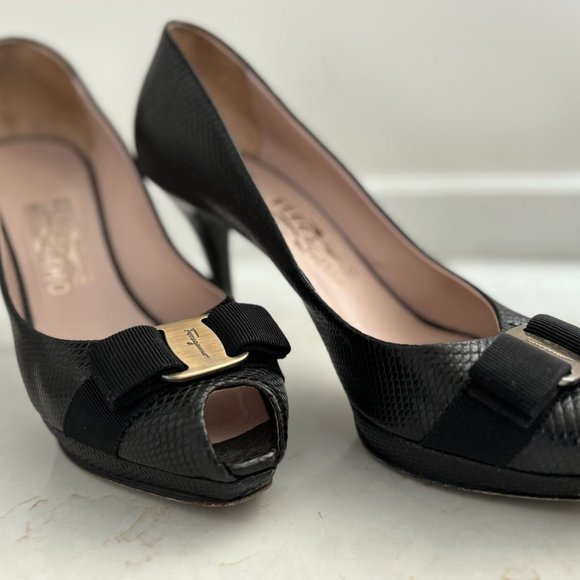 Ferragamo Women's Gilia Peep Toe Snake Embossed Bow Heel Size 9 - Picture 4 of 5